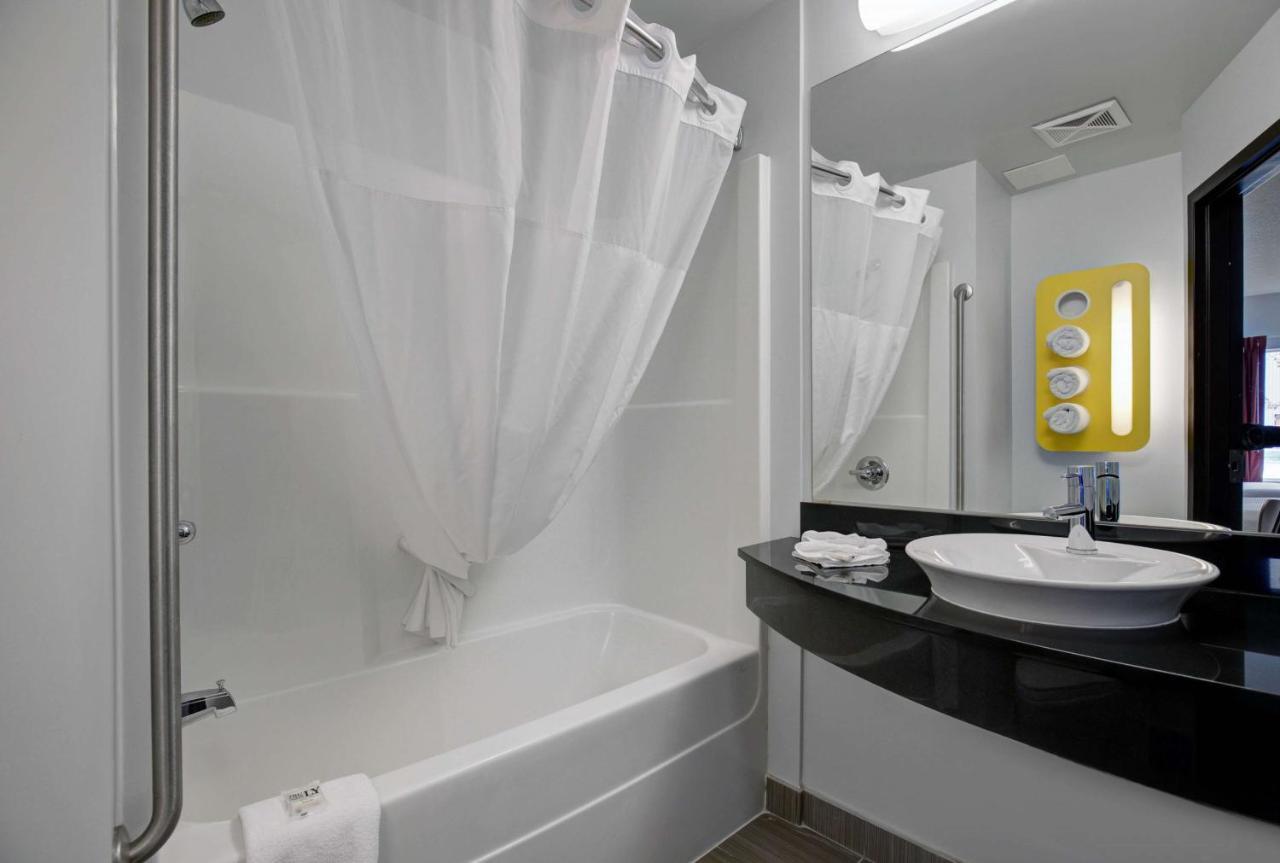 Motel 6 艾尔德里 外观 照片