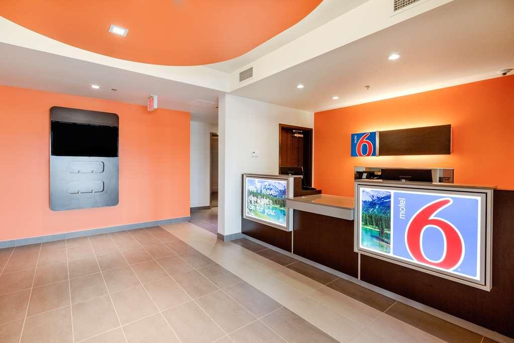 Motel 6 艾尔德里 内观 照片